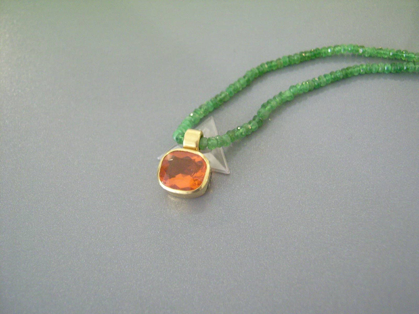 Tsavorit-Kette mit Feueropal in 750 Gelbgold