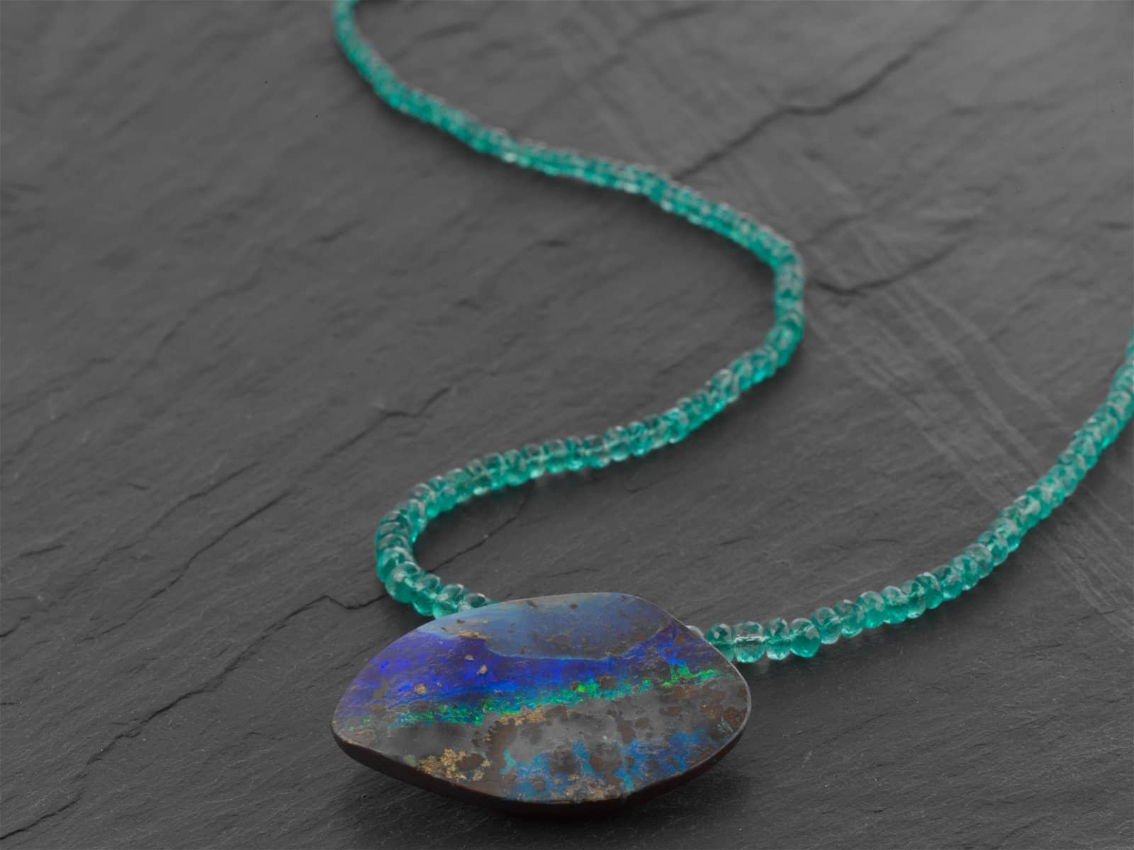 Smaragd-Kette mit Boulder-Opal