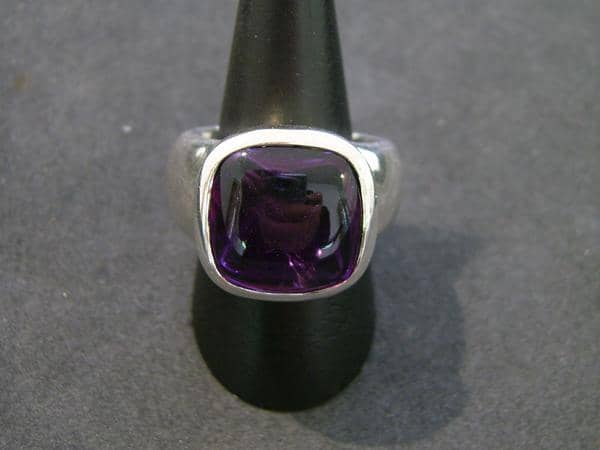 Silberring mit leicht gespanntem Amethyst