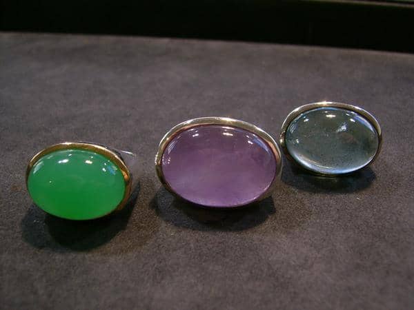 Silberring mit Goldrandfassung und Chrysopras-, Aquamarin- und Amethyst-Cabouchon